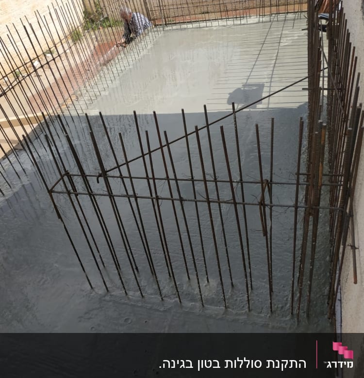 התקנת סוללות בטון בגינה. 